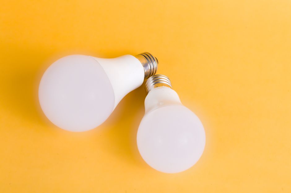 Nebenkosten & Strom Sparen: Selbermachen oder Fachbetrieb beauftragen? Der Kostenvergleich